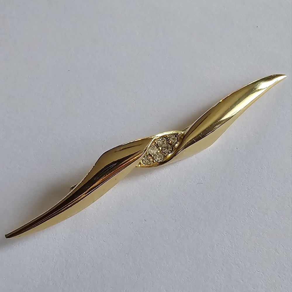 Vintage wavy brooch by JJ Jonette gold tone metal bar pin clear crystals